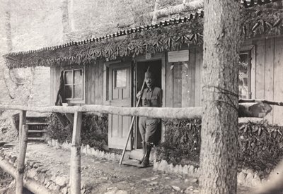 Album "Min verdenskrig - minder om den sydvestlige front i Kärnten, Italien, Trentino-Alto Adige) 31/03/1915-12/11/ 1918 - Josef Zohles Vienna ": Kommandokontoret (s/h foto) af Josef Zohles