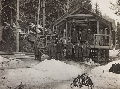 Album "Min verdenskrig - minder om den sydvestlige front i Kärnten, Italien, Trentino-Alto Adige) 31/03/1915-12/11/ 1918 - Josef Zohles Vienna ": soldater foran en kabel af Josef Zohles