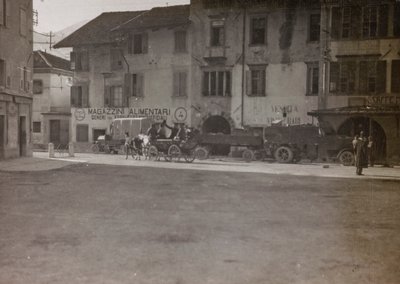 Album "Meine weltkriegs - Erinnerungen South-West Front (Carinthia, Italien, South Tyrol) (Min verdenskrig - minder om den sydvestlige front i Kärnten, Italien, Trentino-Alto Adige) 31/03/1915-12/11/ 1918 - Josef Zohles Wien ": militære midler på en firkan af Josef Zohles
