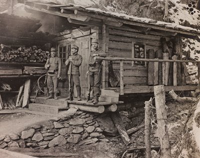 Album "Min verdenskrig - minder om den sydvestlige front i Kärnten, Italien, Trentino-Alto Adige) 31/03/1915-12/11/ 1918 - Josef Zohles Wien ": boligbetjente (s/h foto) af Josef Zohles