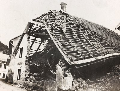 Album "Min verdenskrig - minder om den sydvestlige front i Kärnten, Italien, Trentino-Alto Adige) 31/03/1915-12/11/ 1918 - Josef Zohles Wien ": murbrokker af et hus i Ugoviz af Josef Zohles