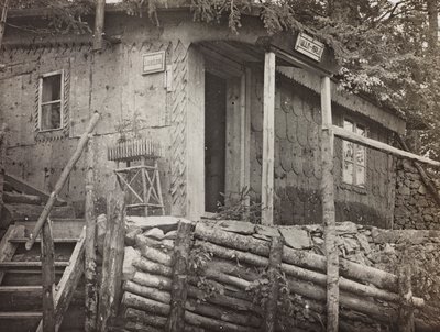 Album "Min verdenskrig - minder om den sydvestlige front i Kärnten, Italien, Trentino-Alto Adige) 31/03/1915-12/11/ 1918 - Josef Zohles Vienna ": Kommandohuset (s/h-foto af Josef Zohles