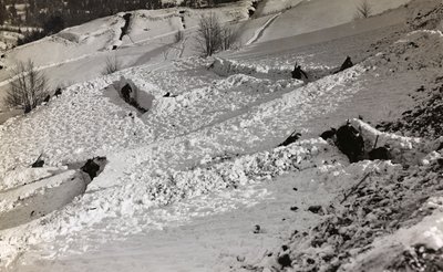 Album "Min verdenskrig - minder om den sydvestlige front i Kärnten, Italien, Trentino-Alto Adige) 31/03/1915-12/11/ 1918 - Josef Zohles Vienna ": skyttegrave i sneen (s/h p) af Josef Zohles
