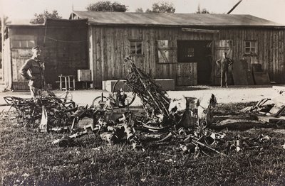 Album "Meine weltkriegs - Erinnerungen South-West Front (Carinthia, Italien, South Tyrol) (Min verdenskrig - minder om den sydvestlige front i Kärnten, Italien, Trentino-Alto Adige) 31/03/1915-12/11/ 1918 - Josef Zohles Wien ": rester af et italiensk fly af Josef Zohles