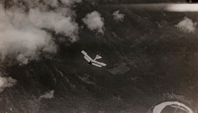 Album "Min verdenskrig - minder om den sydvestlige front i Kärnten, Italien, Trentino-Alto Adige) 31/03/1915-12/11/ 1918 - Josef Zohles Vienna ": et østrigsk fly flyver ove af Josef Zohles