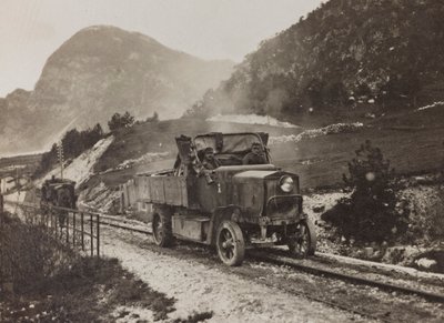 Album "Min verdenskrig - minder om den sydvestlige front i Kärnten, Italien, Trentino-Alto Adige) 31/03/1915-12/11/ 1918 - Josef Zohles Wien ": militærkøretøjer langs af Josef Zohles