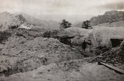 Album "Meine weltkriegs - Erinnerungen South-West Front (Carinthia, Italien, South Tyrol) (Min verdenskrig - minder om den sydvestlige front i Kärnten, Italien, Trentino-Alto Adige) 31/03/1915-12/11/ 1918 - Josef Zohles Wien ": skyttegrave i sneen af af Josef Zohles