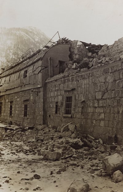 Album "Meine weltkriegs - Erinnerungen South-West Front (Carinthia, Italien, South Tyrol) (Min verdenskrig - minder om den sydvestlige front i Kärnten, Italien, Trentino-Alto Adige) 31/03/1915-12/11/ 1918 - Josef Zohles Wien ": murbrokker af en fabrik (s/h af Josef Zohles