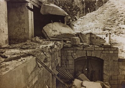 Album "Meine weltkriegs - Erinnerungen South-West Front (Carinthia, Italien, South Tyrol) (Min verdenskrig - minder om den sydvestlige front i Kärnten, Italien, Trentino-Alto Adige) 31/03/1915-12/11/ 1918 - Josef Zohles Wien ": murbrokker af en fabrik (s/h af Josef Zohles