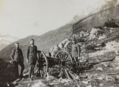 Album "Min verdenskrig - minder om den sydvestlige front i Kärnten, Italien, Trentino-Alto Adige) 31/03/1915-12/11/ 1918 - Josef Zohles Wien ": soldater med kanon (s/h p) af Josef Zohles