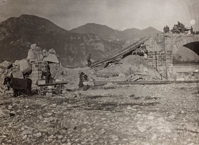 Album "Meine weltkriegs - Erinnerungen South-West Front (Carinthia, Italien, South Tyrol) (Min verdenskrig - minder om den sydvestlige front i Kärnten, Italien, Trentino-Alto Adige) 31/03/1915-12/11/ 1918 - Josef Zohles Wien ": ruiner af en bro over af Josef Zohles