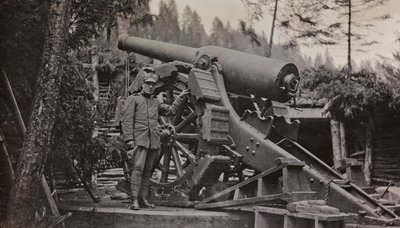 Album "Min verdenskrig - minder om den sydvestlige front i Kärnten, Italien, Trentino-Alto Adige) 31/03/1915-12/11/ 1918 - Josef Zohles Vienna ": soldat med pistol (s/h foto af Josef Zohles
