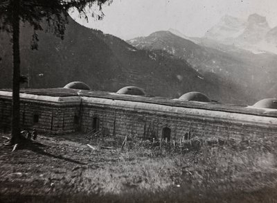 Album "Min verdenskrig - minder om den sydvestlige front i Kärnten, Italien, Trentino-Alto Adige) 31/03/1915-12/11/ 1918 - Josef Zohles Wien ": en italiensk fæstning (s/h pho af Josef Zohles