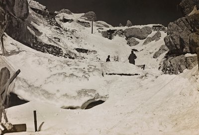 Album "Min verdenskrig - minder om den sydvestlige front i Kärnten, Italien, Trentino-Alto Adige) 31/03/1915-12/11/ 1918 - Josef Zohles Vienna ": soldater i sneen (s/h p) af Josef Zohles