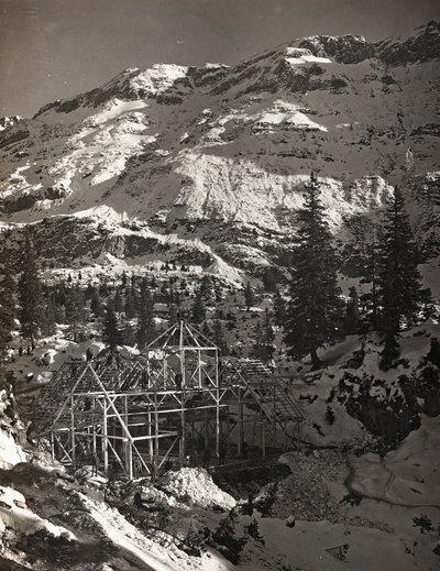 Album "Min verdenskrig - minder om den sydvestlige front i Kärnten, Italien, Trentino-Alto Adige) 31/03/1915-12/11/ 1918 - Josef Zohles Wien ": bygningskonstruktion (s/hvid) af Josef Zohles