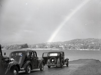 Biler parkeret ved Loughrigg Tarn af Joseph Hardman