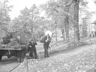Lastbil på gaden med to kularbejdere, der bærer sække med kul af Joseph Hardman