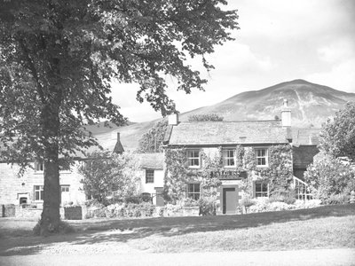 The Stag Inn er bygningen i midten af billedet med huse på hver side. af Joseph Hardman
