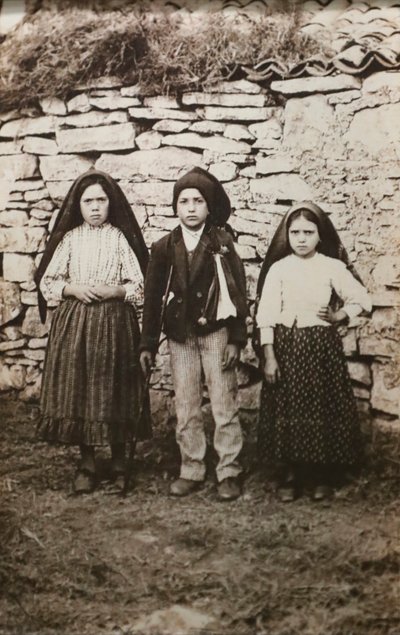 Fatimas helligdom. Lucia dos Santos og hendes fætre Francisco og Jacinta Marto. Vor Frue af Fatima. Portugal. af Joshua Benoliel