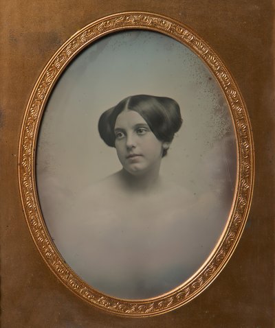 Ung kvinde med hår stylet i to boller, 1850