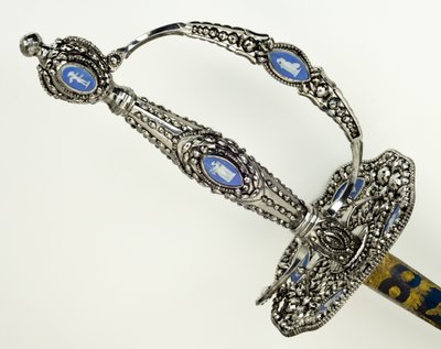 Detalje af et lille sværd, ca. 1790 (facetteret, poleret, blågjort og forgyldt stål med jern- og jaspisvarer) af Josiah Wedgwood