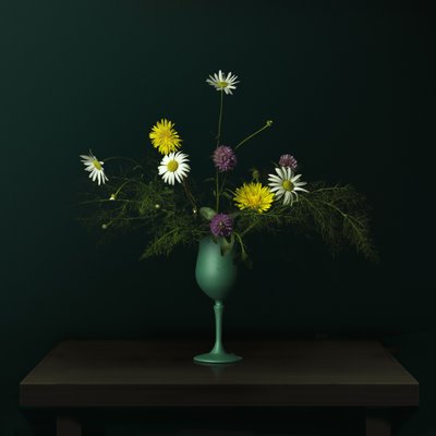 Stilleben med vildblomster i en vase af Juan Antonio Palacios