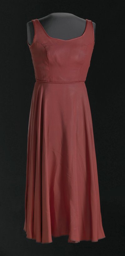 Kostumekjole til Lady in Red fra til farvede piger... på Broadway, 1976-1978. af Judy Dearing