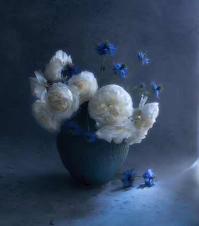 Mørkeblåt blomsterstilleben af Judy Tseng