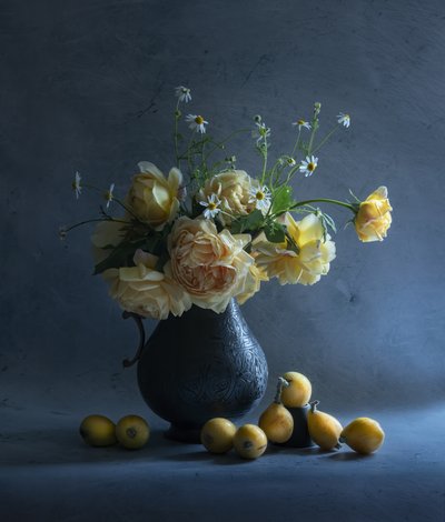 Mørkt blomsterstilleben af Judy Tseng