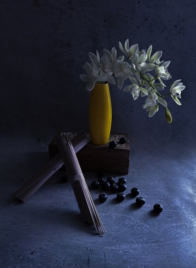 Hvide orkideer i gul vase af Judy Tseng