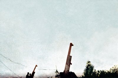 Luftværnskanoner i aktion: siden 21. februar er 25 fly og en ballondrage blevet skudt ned af batterierne, Verdun, september 1916 (autokrom) af Jules Gervais Courtellemont