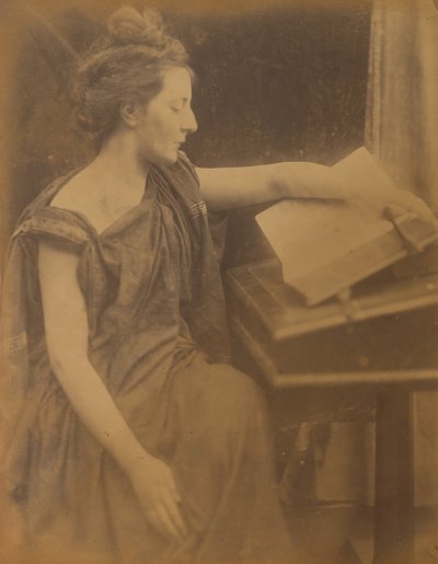 [Kvinde i klæder læser en bog], 1870. af Julia Margaret Cameron
