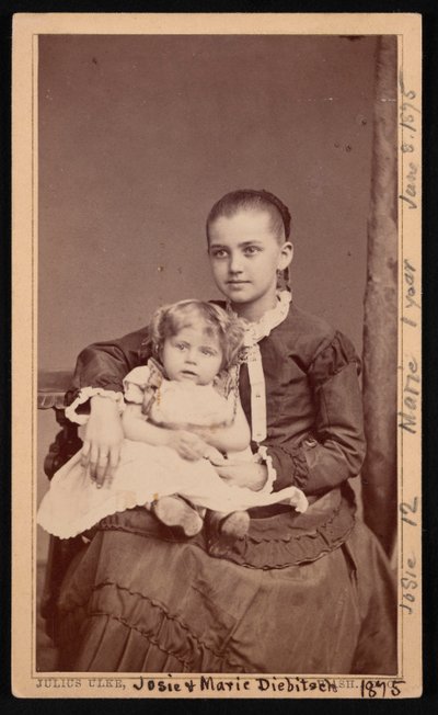 Gruppeportræt af Herman Henry Diebitsch Børn, Marie og Josephine Josie, 8. juni 1875. af Julius Ulke