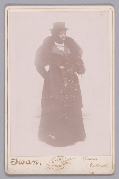 Skabskort af en uidentificeret kvinde iført høj hat og en pelsstol, ca. 1895. af Justus C. Swan