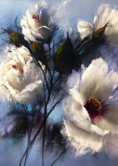 Hvide blomster på blå baggrund af Justyna Jaszke