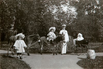 Storhertuginder Olga, Tatiana og Maria af Rusland, Tsarskoye Selo, Rusland, c1899-c1900 af K. von Hahn