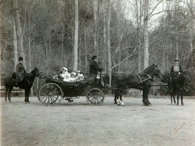 Tsar Nicholas II af Rusland med sin familie i parken Tsarskoye Selo, Rusland, 1900-tallet. af K. von Hahn