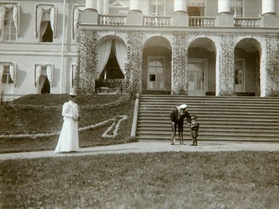 Tsarina Alexandra Fyodorovna med Tsarevich Alexei af Rusland, c1907-c1910. af K. von Hahn
