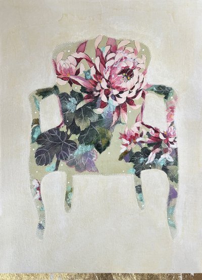 Elegant blomstermønstret lænestol af Karenina Fabrizzi