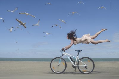 Flying Woman strandcykel af Karim Aboukelela