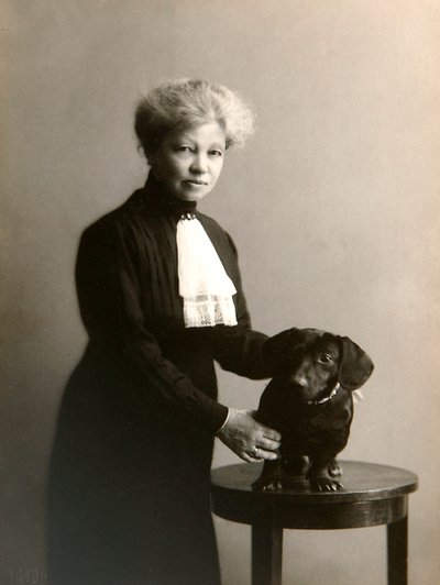 Alexandra Beketova-Blok, russisk forfatter og oversætter, med sin hund, tidligt i det 19. århundrede af Karl August Fischer