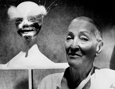 Portræt af den tyske maler og billedhugger Meret Oppenheim (s/h foto) af Karl Heinz Bast