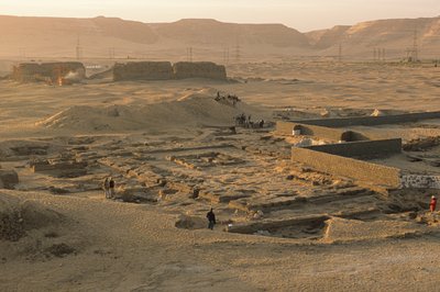 Abydos, oversigt over 1. dynasti Farao Ahas ceremonielle indhegning, ca. 2950 f.Kr.,..., 2005 (foto) af Kenneth Garrett