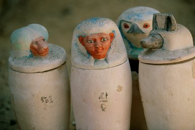 Kanopiske krukker af Pakerdemamon med propper af de fire Horus-sønner, Hapy, Duamutef,..., 2002 (foto) af Kenneth Garrett