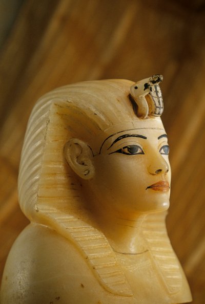 Kanopisk prop af alabast fra Tutankhamons grav i form af et kvindeportræt, 2009 (foto) af Kenneth Garrett