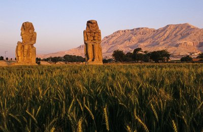 Memnons kolosser; Amenhotep III; af Kenneth Garrett