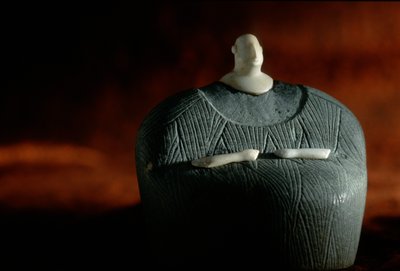 Sammensat menneskefigur af steatit og hvid sten; Oxus-civilisationen; Turkmenistan..., 2004 (foto) af Kenneth Garrett