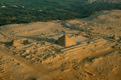 Egypten; Arkæologi; Gamle Rige; Saqqara; Pyramide Djoser, Trinpyramide, 3. dynasti af Kenneth Garrett