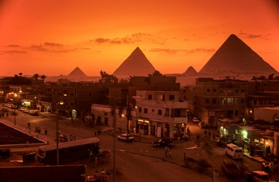Egyptens gamle rige; by med pyramider; Giza Plateau; Giza; Egypten af Kenneth Garrett