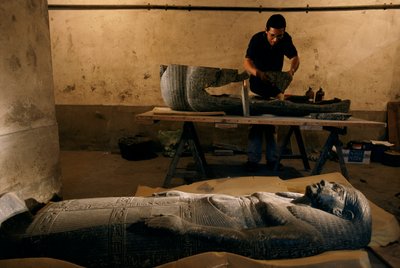 Fragmenter af bunden af Senqeds sarkofag er rekonstrueret, Ny Rige, 2002 (foto) af Kenneth Garrett